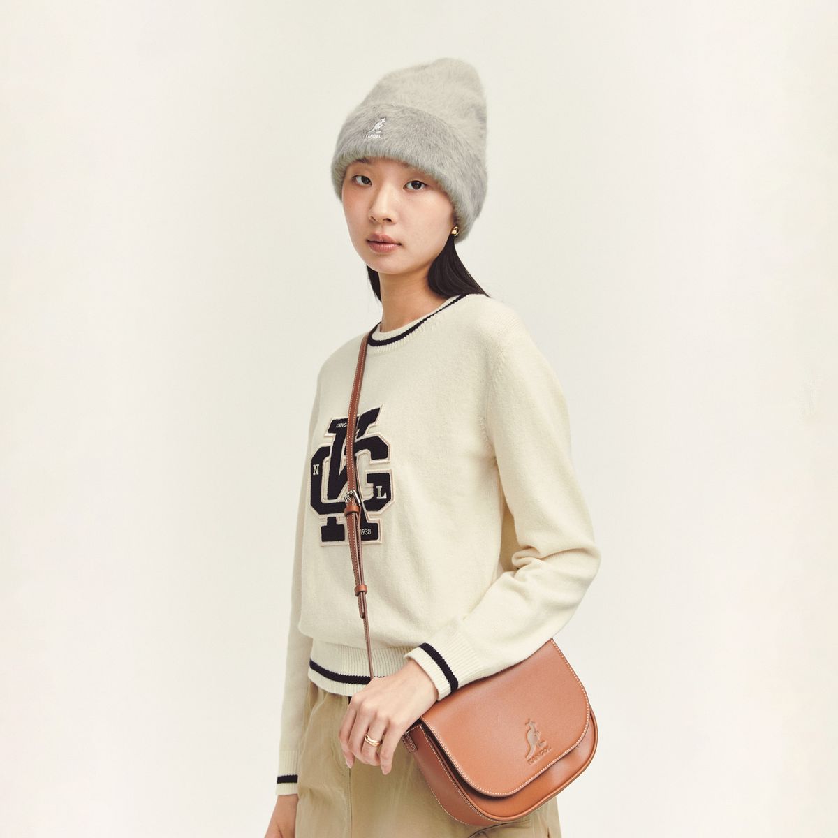 캉골(KANGOL) 루나 레트로코어 플랩 크로스백 3324 탄