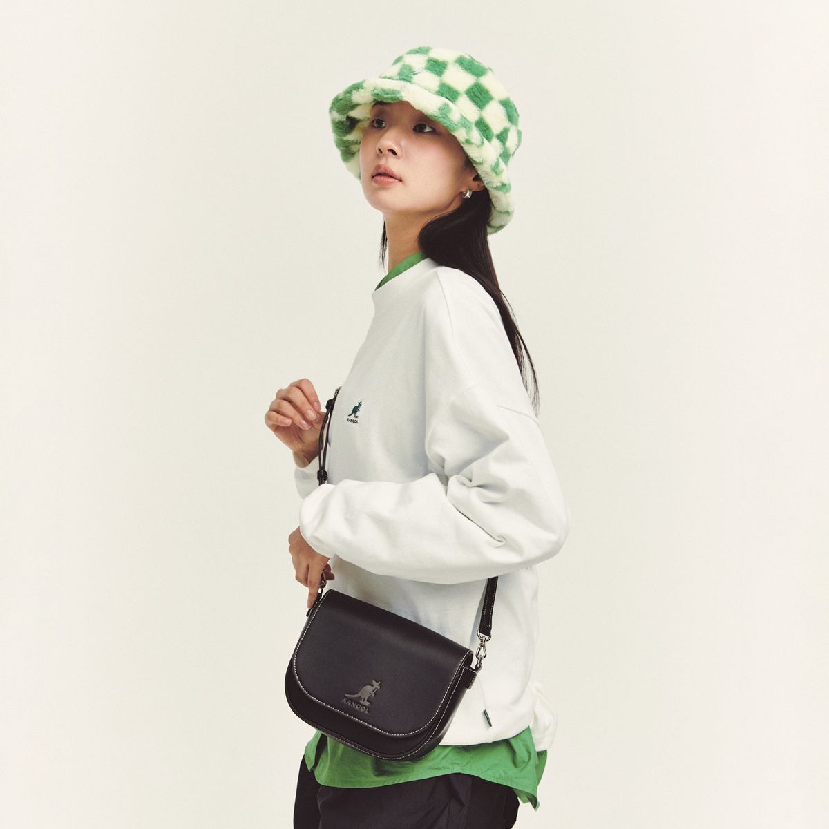 캉골(KANGOL) 루나 레트로코어 플랩 크로스백 3324 블랙