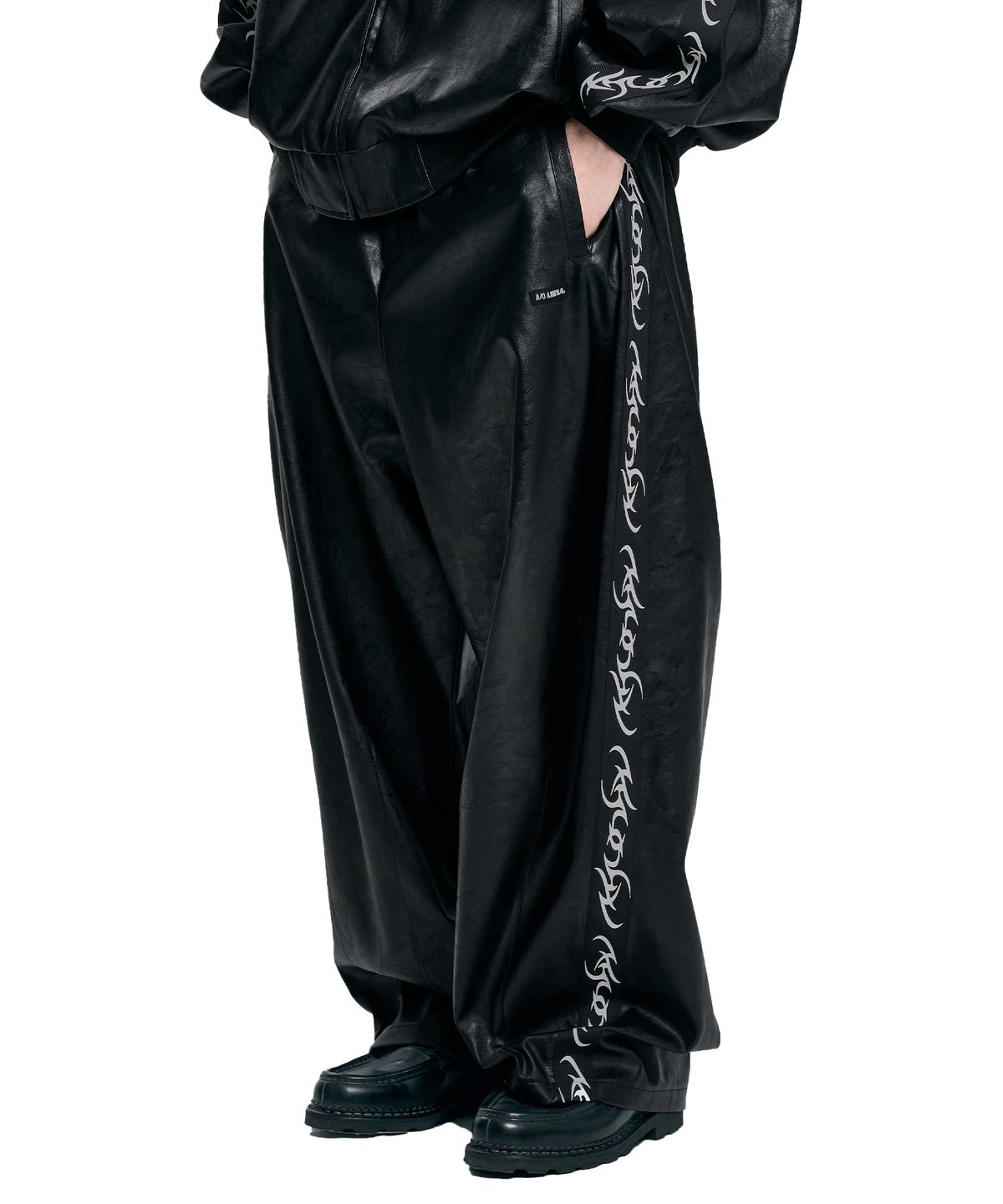 아조바이아조(AJOBYAJO) Vegan Leather One Tuck Track Pants [BLACK]