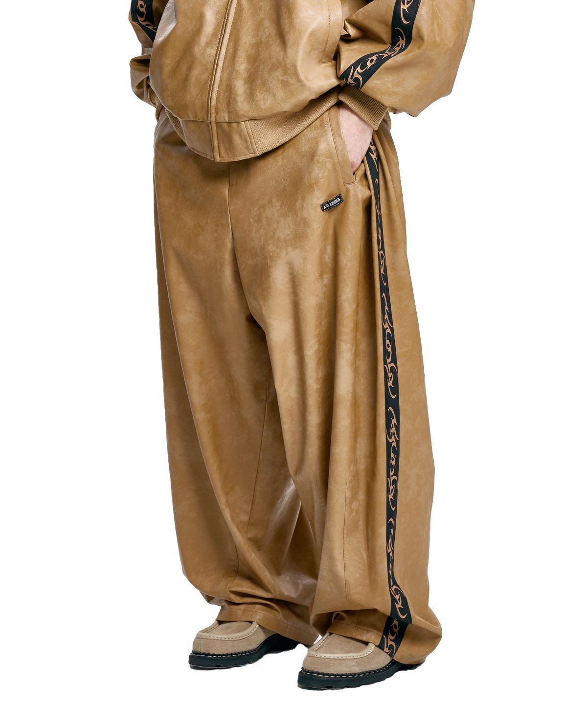 아조바이아조(AJOBYAJO) Vegan Leather One Tuck Track Pants [CAMEL]