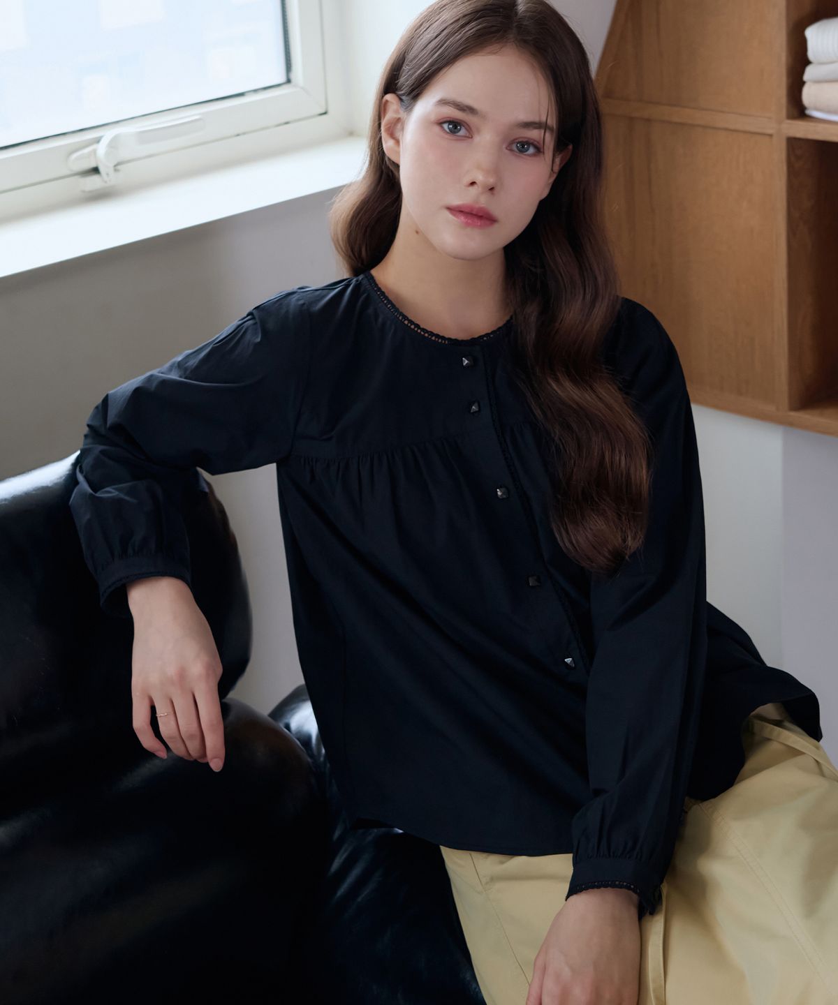 드로우핏 우먼(DRAWFIT WOMEN) 뮤트 셔링 레이스 코튼 블라우스 [BLACK]