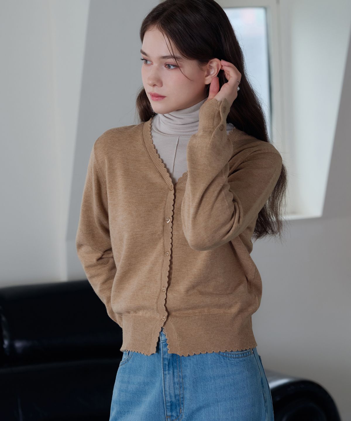 드로우핏 우먼(DRAWFIT WOMEN) 라운드 엣지 울 브이넥 가디건 [CAMEL]