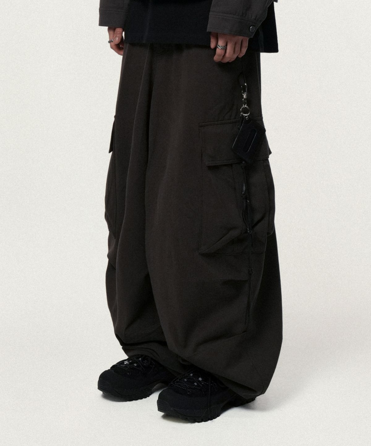 아이돈워너셀(IDWS) Andy Twill Balloon Cargo Pants Charcoal