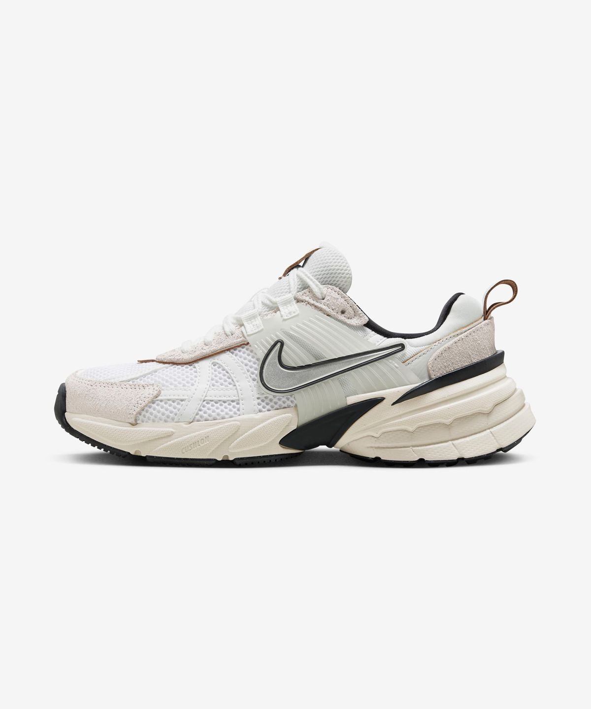 나이키(NIKE) V2K 런 W - 서밋 화이트:크롬:화이트:라이브 오어우드 본:샌드드리프트:블랙 / FN6703-100