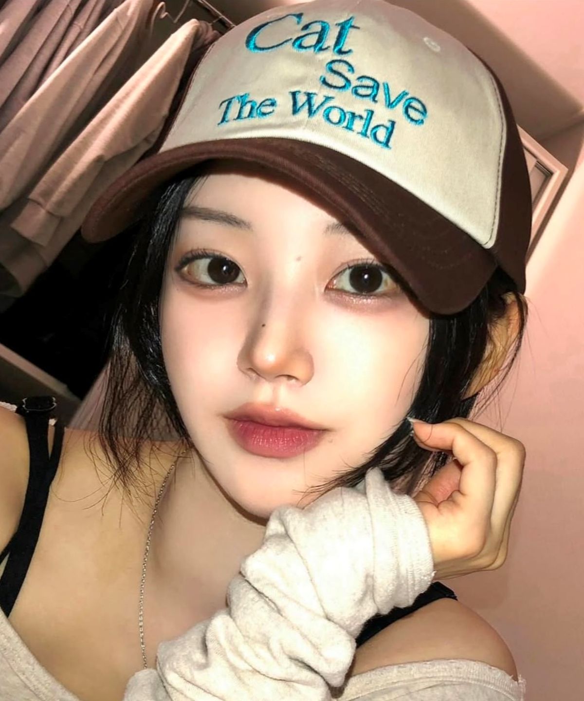 캣세이브더월드(CATSAVETHEWORLD) 슬로건 레터링 투톤 배색 볼캡 (브라운)