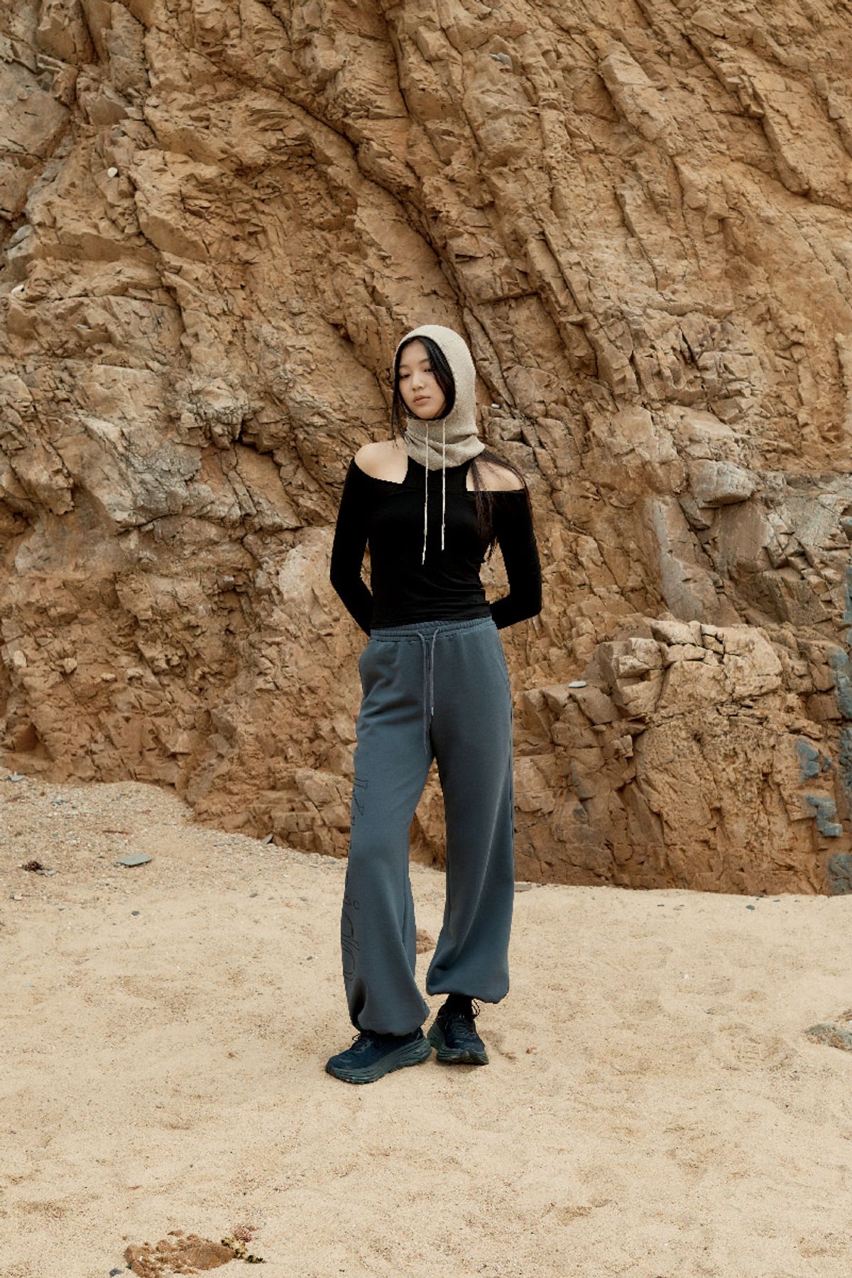 큐피도(KUPIDO) Logo wide sweat pants _ chacoal