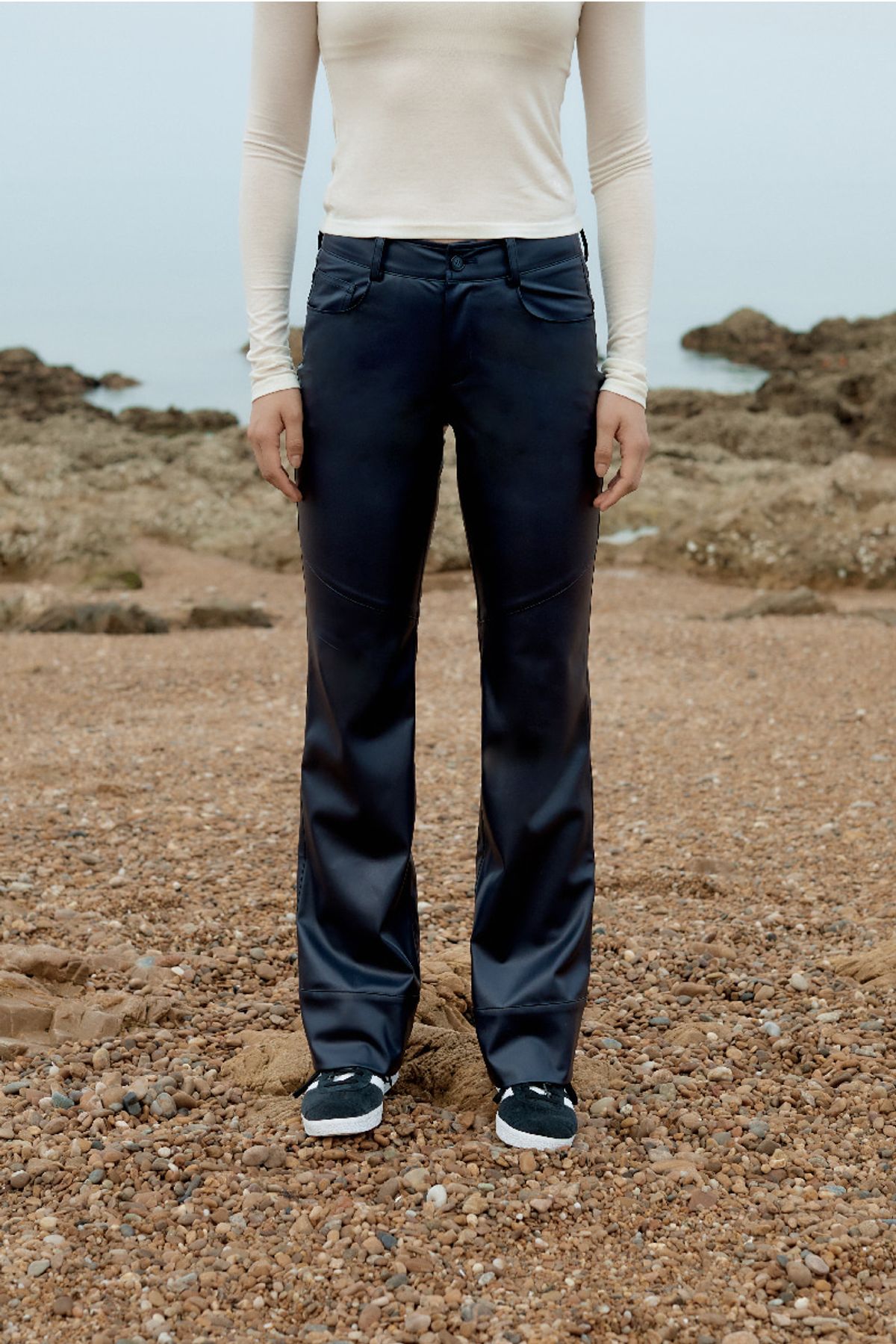 큐피도(KUPIDO) Leather loose boots cut pants _ navy