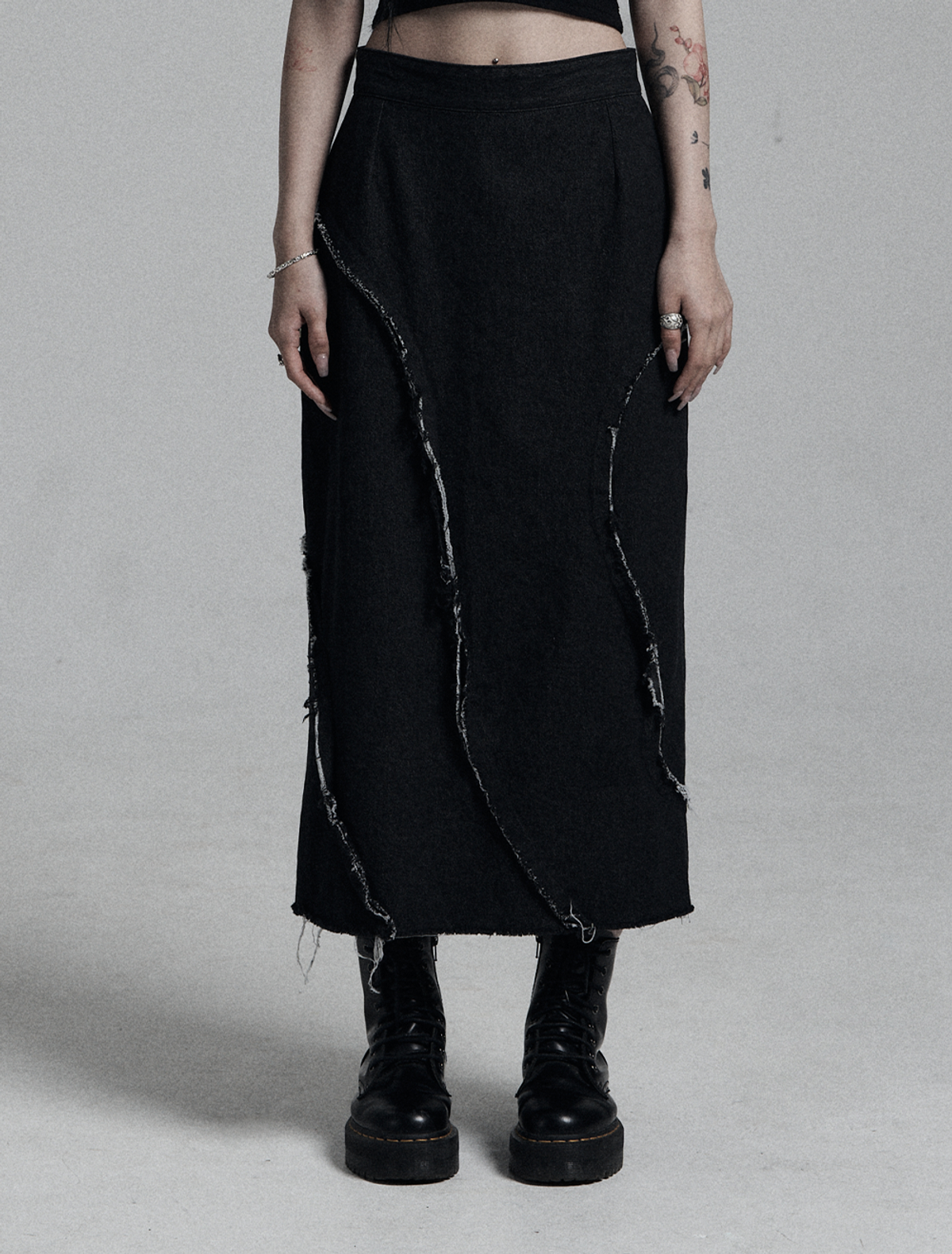 미트라(MITRA) 파도 데미지 데님 롱스커트 _ Black