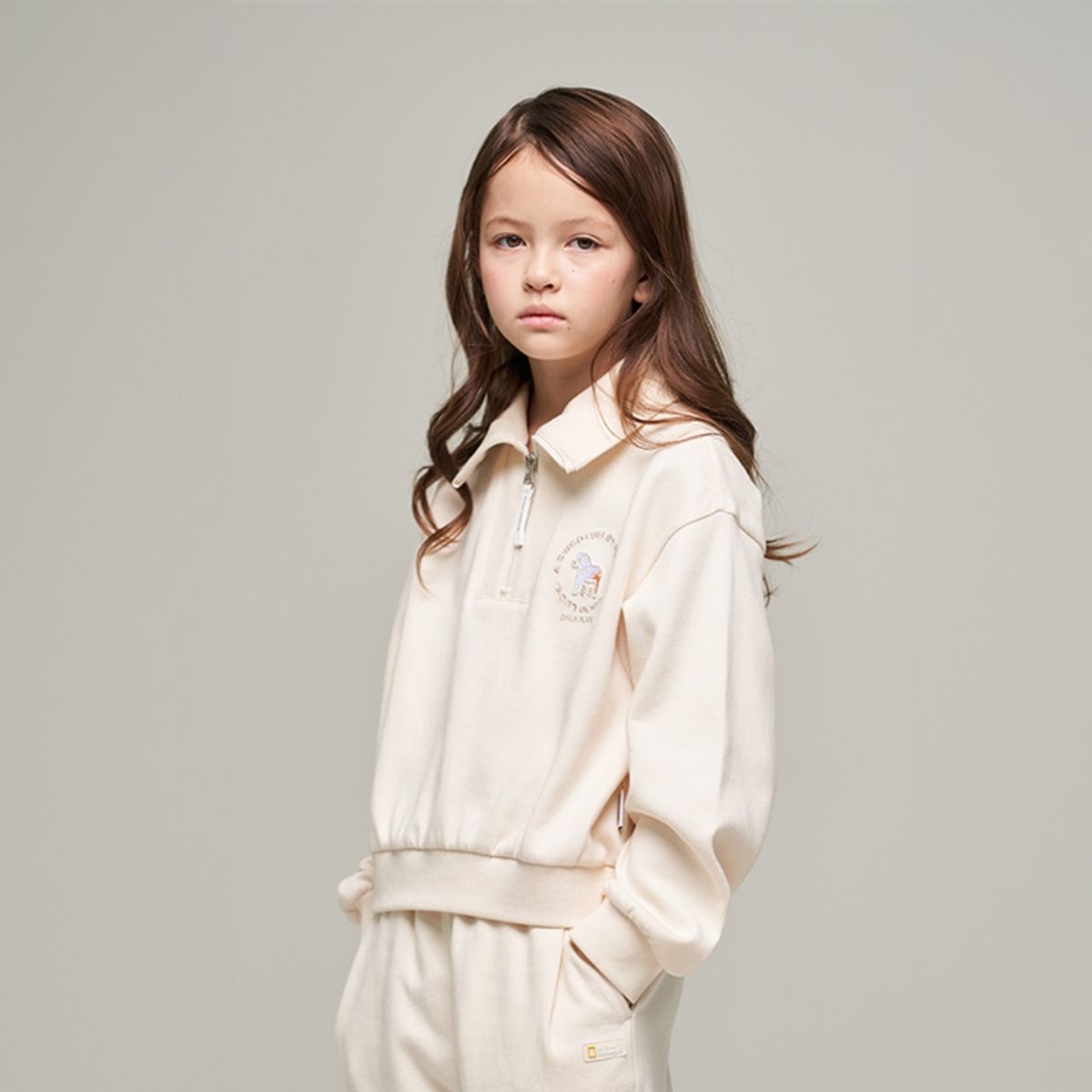 내셔널지오그래픽 키즈(NATIONAL GEOGRAPHIC KIDS) K243GSW910 크롭 반집업 맨투맨 IVORY