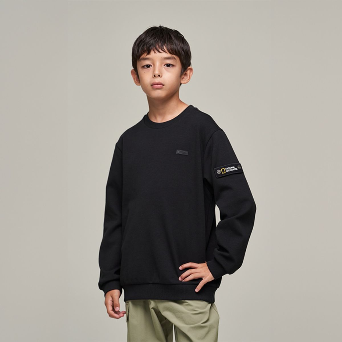 내셔널지오그래픽 키즈(NATIONAL GEOGRAPHIC KIDS) K243USW910 베이직 스몰로고 맨투맨 CARBONBLACK