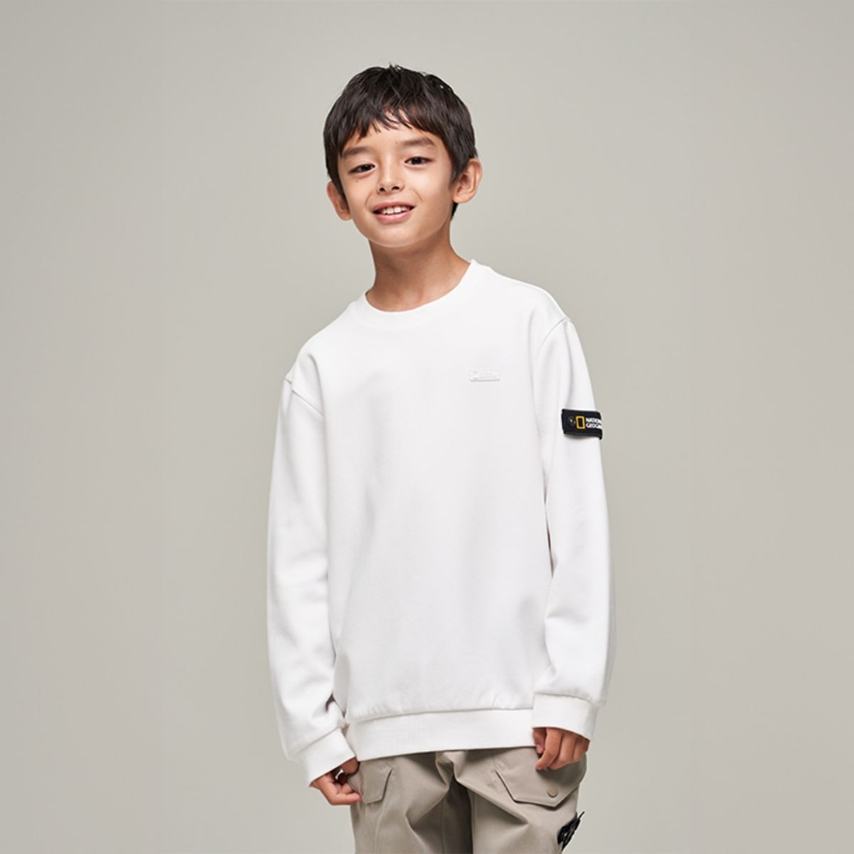 내셔널지오그래픽 키즈(NATIONAL GEOGRAPHIC KIDS) K243USW910 베이직 스몰로고 맨투맨 WHITE
