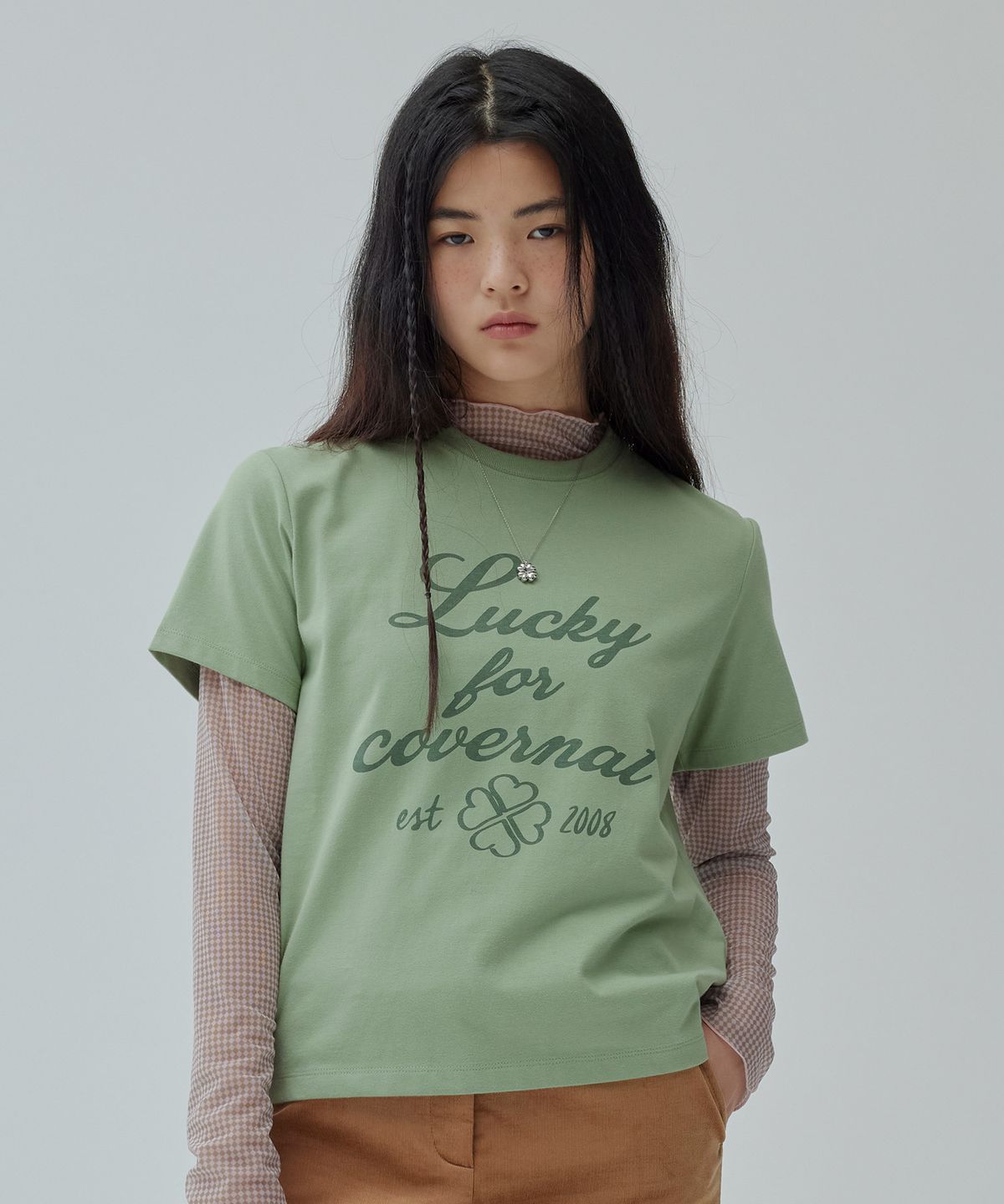 커버낫 우먼(COVERNAT WOMAN) 우먼 클로버 레터링 티셔츠 Sage Green