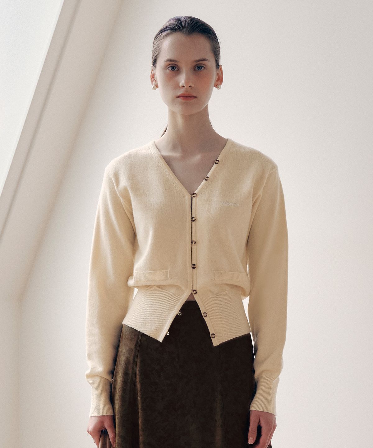 로라로라(ROLAROLA) V NECK LOGO BUTTON CARDIGAN BUTTER