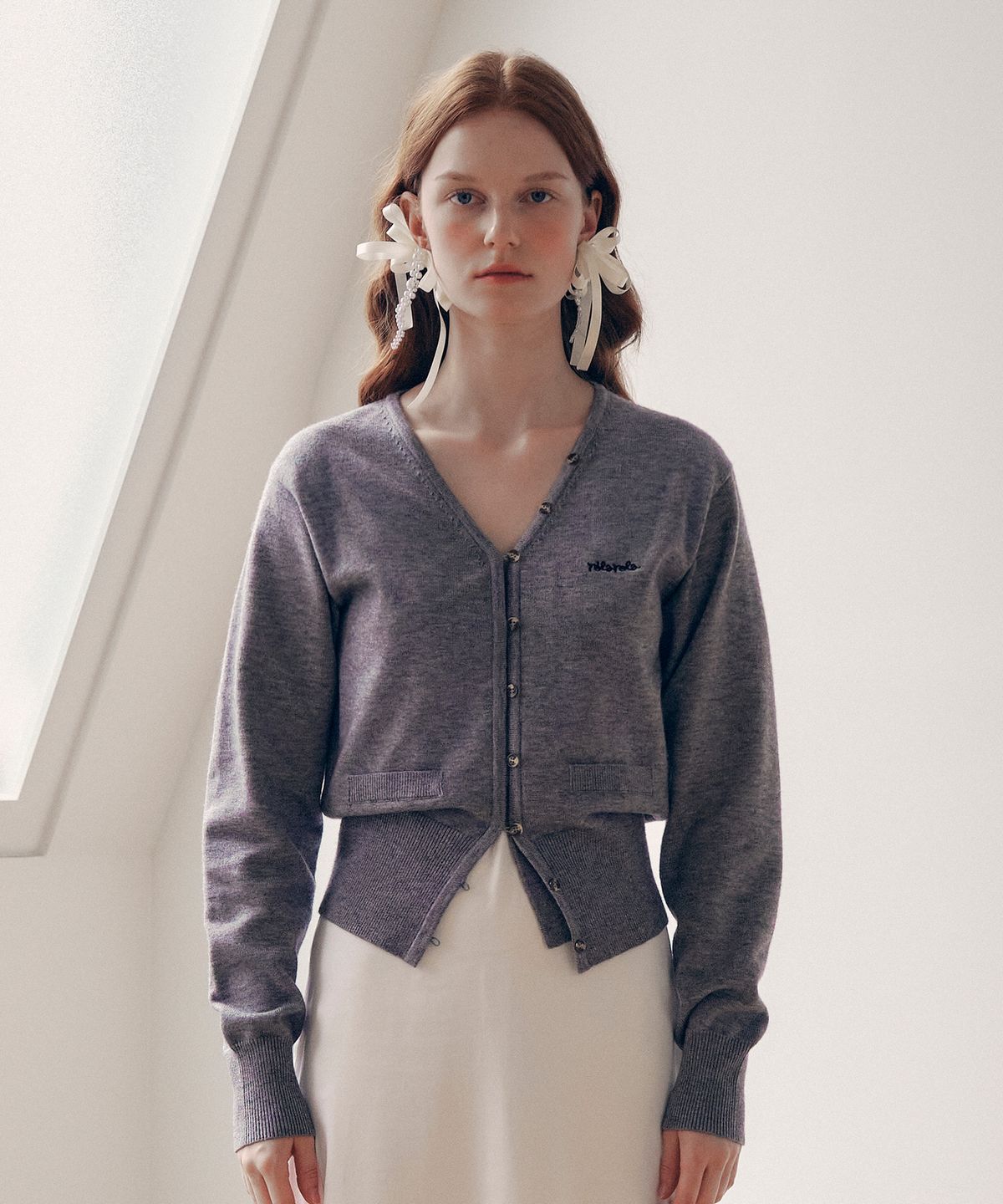 로라로라(ROLAROLA) V NECK LOGO BUTTON CARDIGAN GRAY