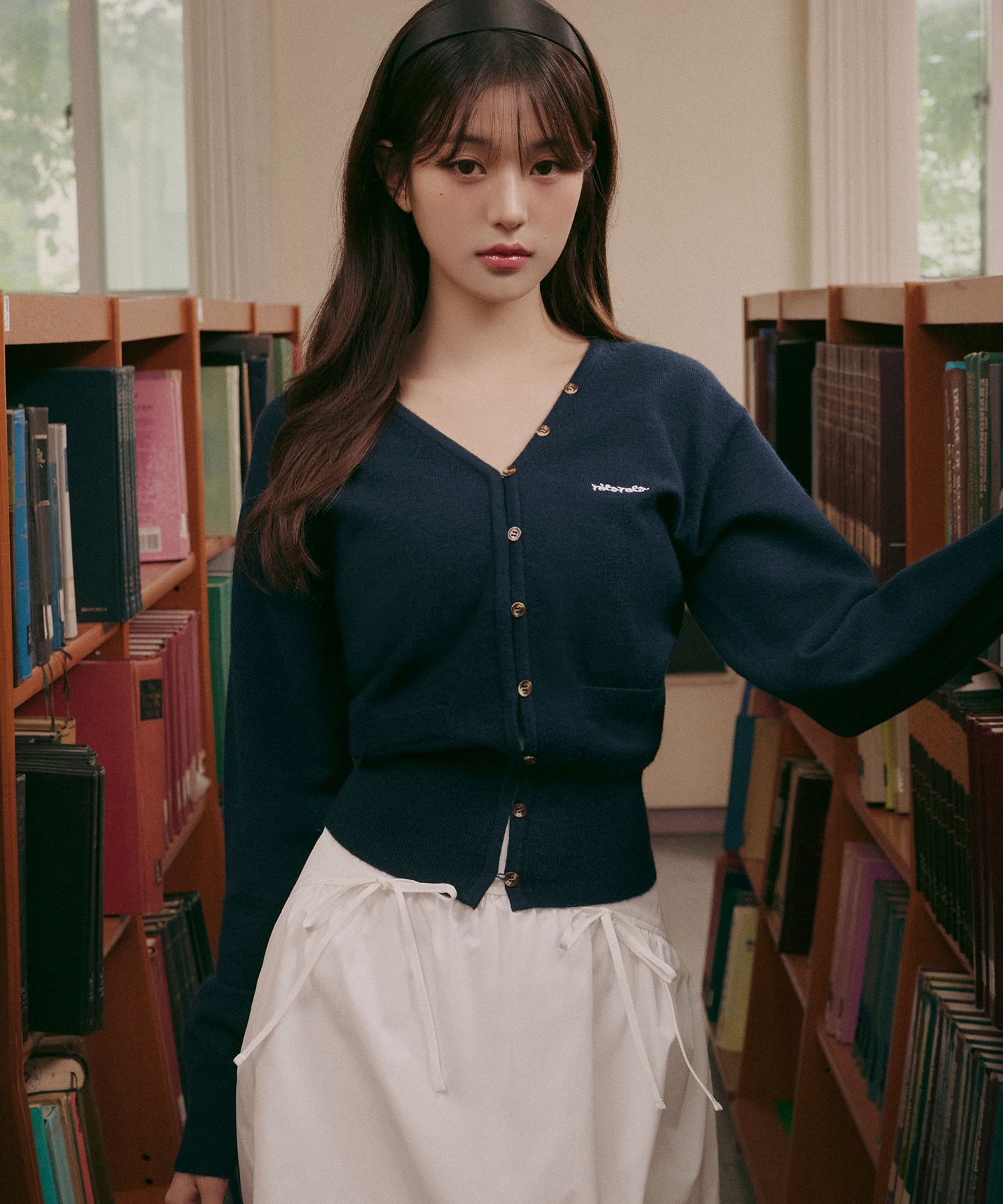 MUSINSA | ROLAROLA V NECK LOGO BUTTON CARDIGAN NAVY