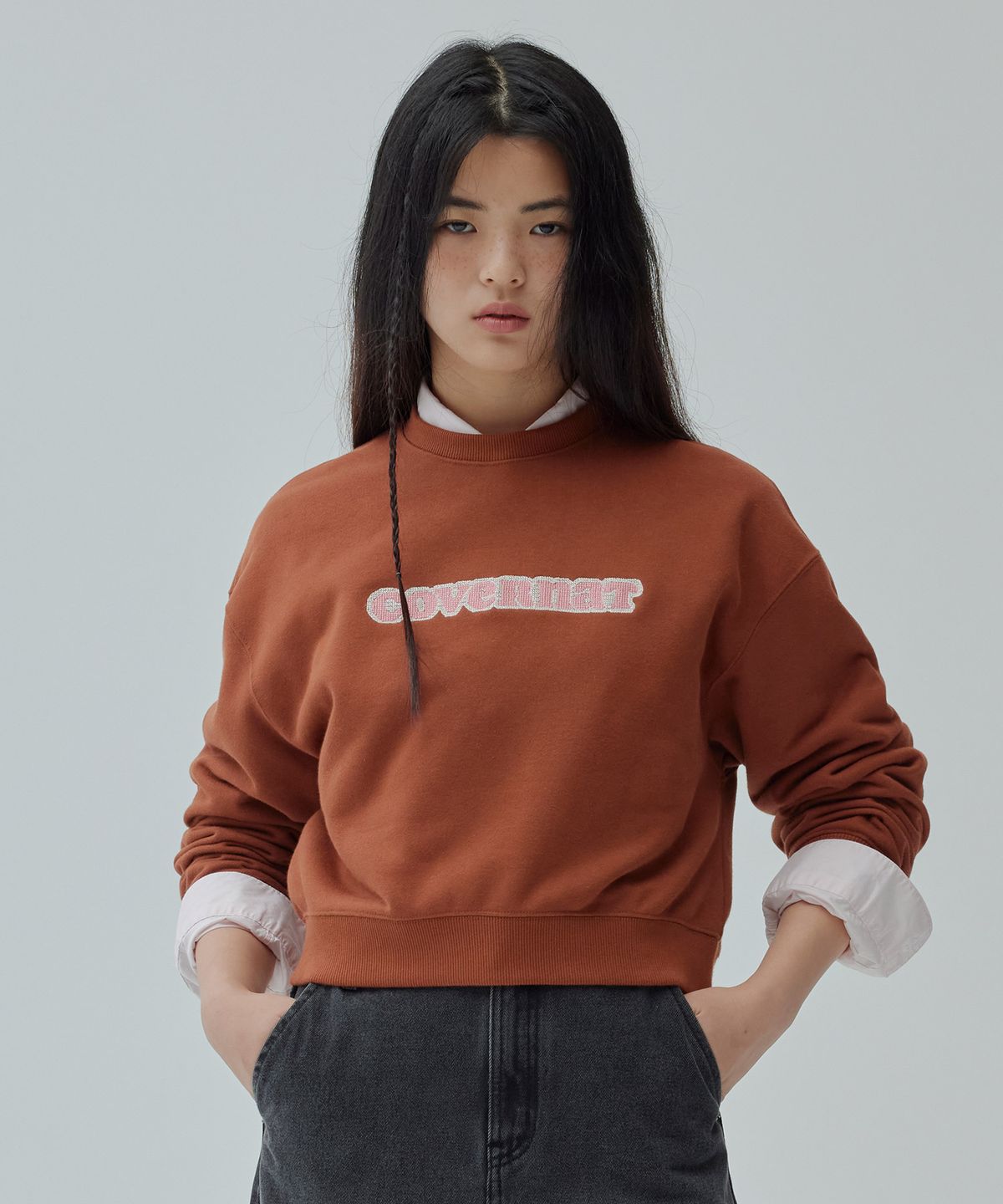 커버낫 우먼(COVERNAT WOMAN) 우먼 쿠퍼 로고 맨투맨 Brown