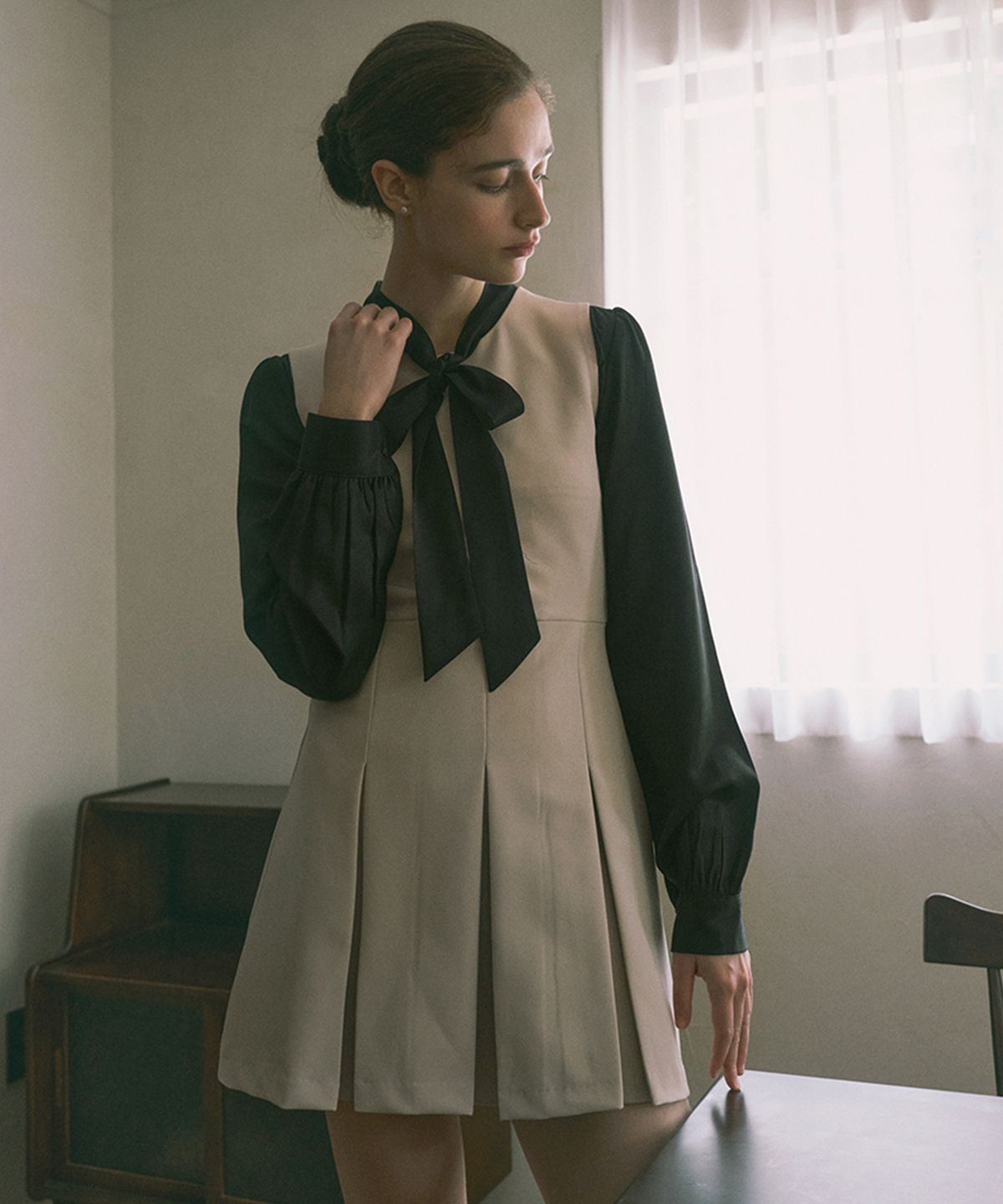 리올그(REORG) MOR PLEATS SLEEVELESS MINI OPS BEIGE
