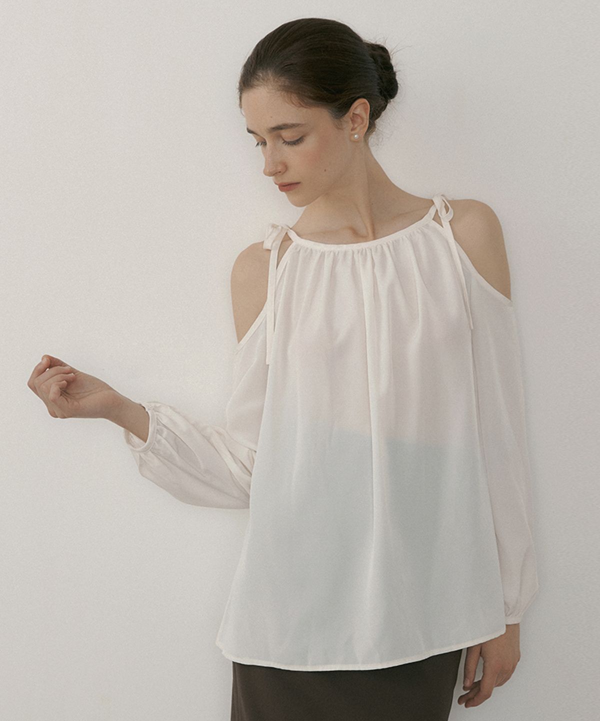 리올그(REORG) MOR CUTOUT SHIRRING RIBBON BLOUSE IVORY