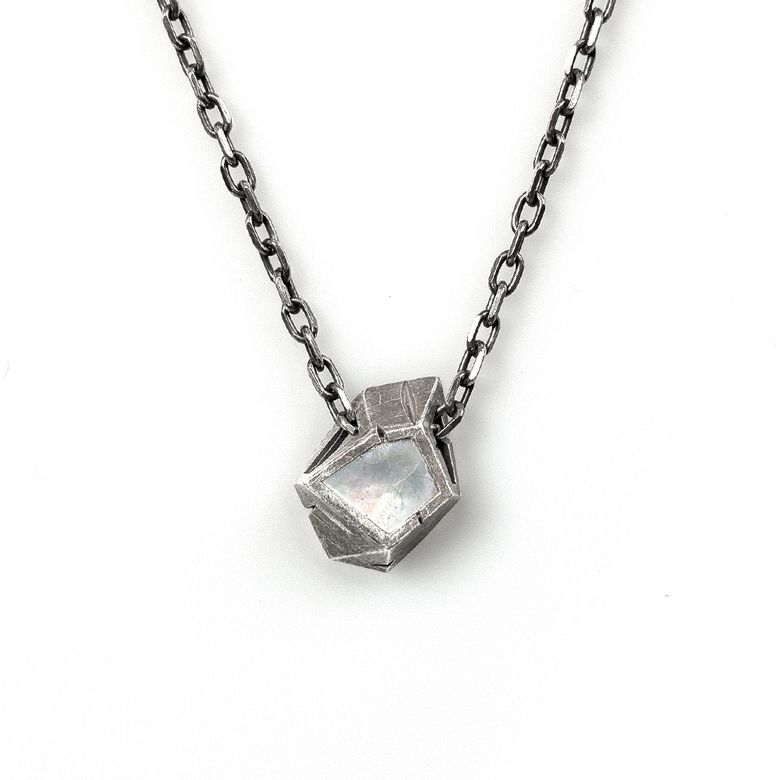 Polygon Necklace (백자개)
