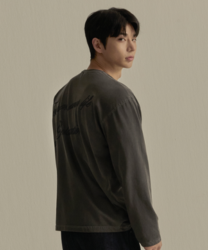 피그먼트 포커스 오버핏 긴팔 티셔츠 (차콜) 24TL02