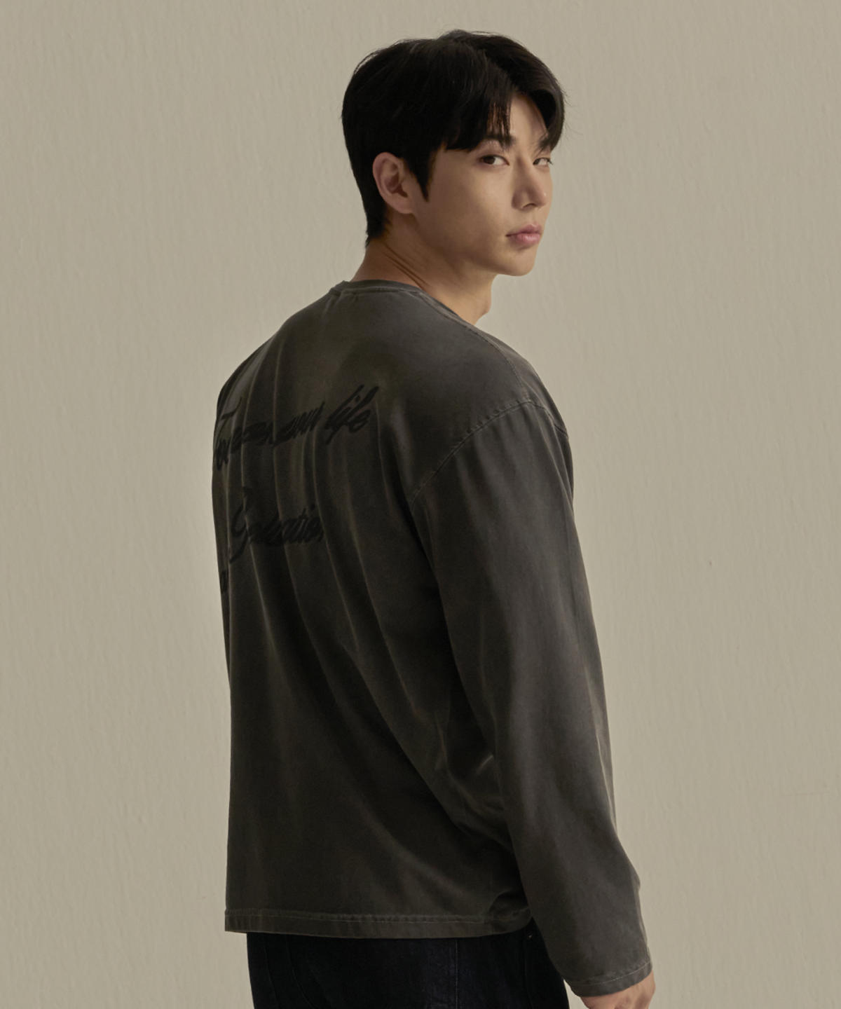 나인제트(NINEZ) 피그먼트 포커스 오버핏 긴팔 티셔츠 (차콜) 24TL02