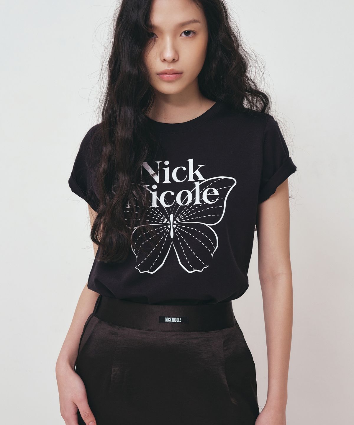 닉앤니콜(NICK&NICOLE) BUTTERFLY NICOLE LABEL SLIM TOP_BLACK WHITE