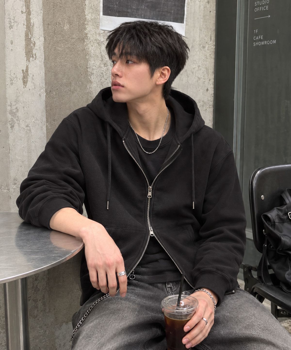 엑스오엑스(XOX) 2WAY 세미 오버핏 스웻 후드 집업 [BLACK]
