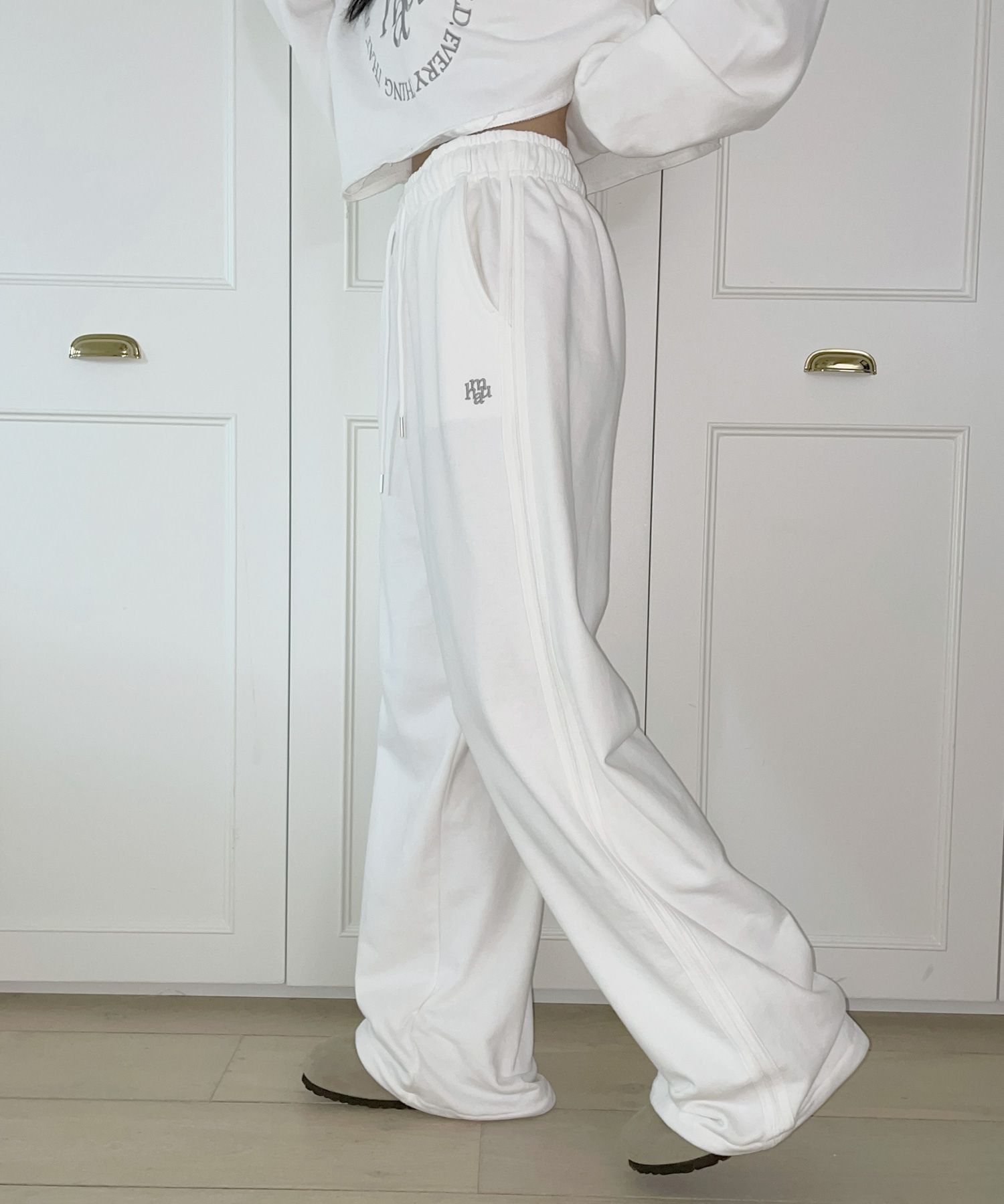 ●muahmuah● Logo Stitch Line Pants Ivory _MUP24802_ MUSINSA | MUAHMUAH Logo stitch line wide banding pants [ivory]