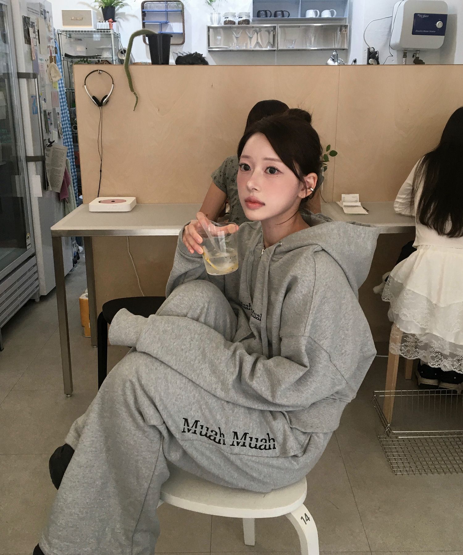 トップス MUAHMUAH Regular Fit Hooded Zip-Up A'GEM/9 × .kom 『muah muah/ムーアムーア』 LOGO STITCH