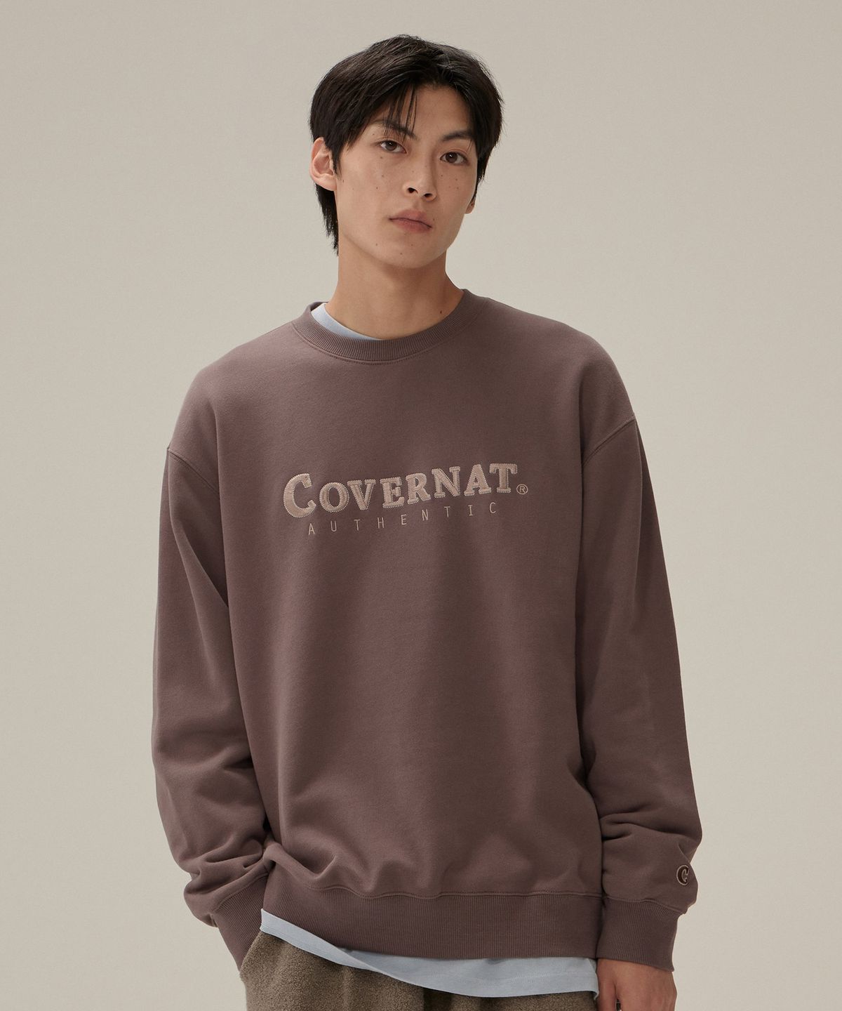커버낫(COVERNAT) 어센틱 로고 맨투맨 초콜릿