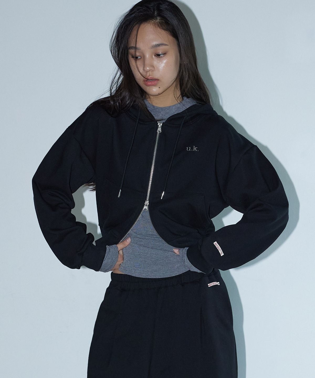 미치코런던 코시노(MICHIKO LONDON KOSHINO) 소프트 크롭 집업 후드 블랙