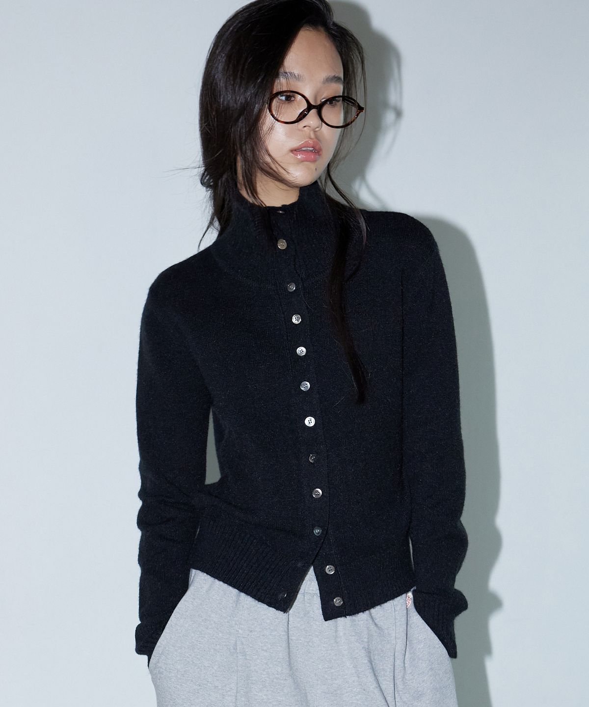 미치코런던 코시노(MICHIKO LONDON KOSHINO) 하이넥 버튼 가디건 블랙