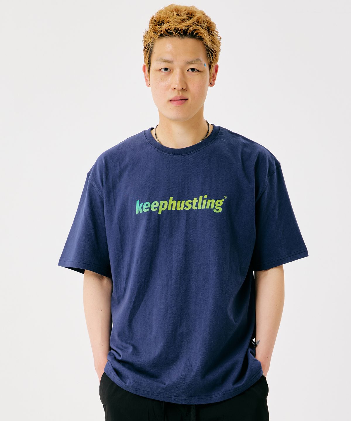 킵허슬링(KEEPHUSTLING) 패턴로고 반팔티셔츠 (네이비)