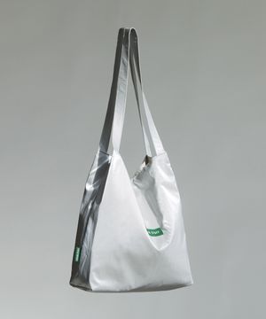 무심한듯 박시한 쇼퍼백 53 메탈릭 나일론 - silver