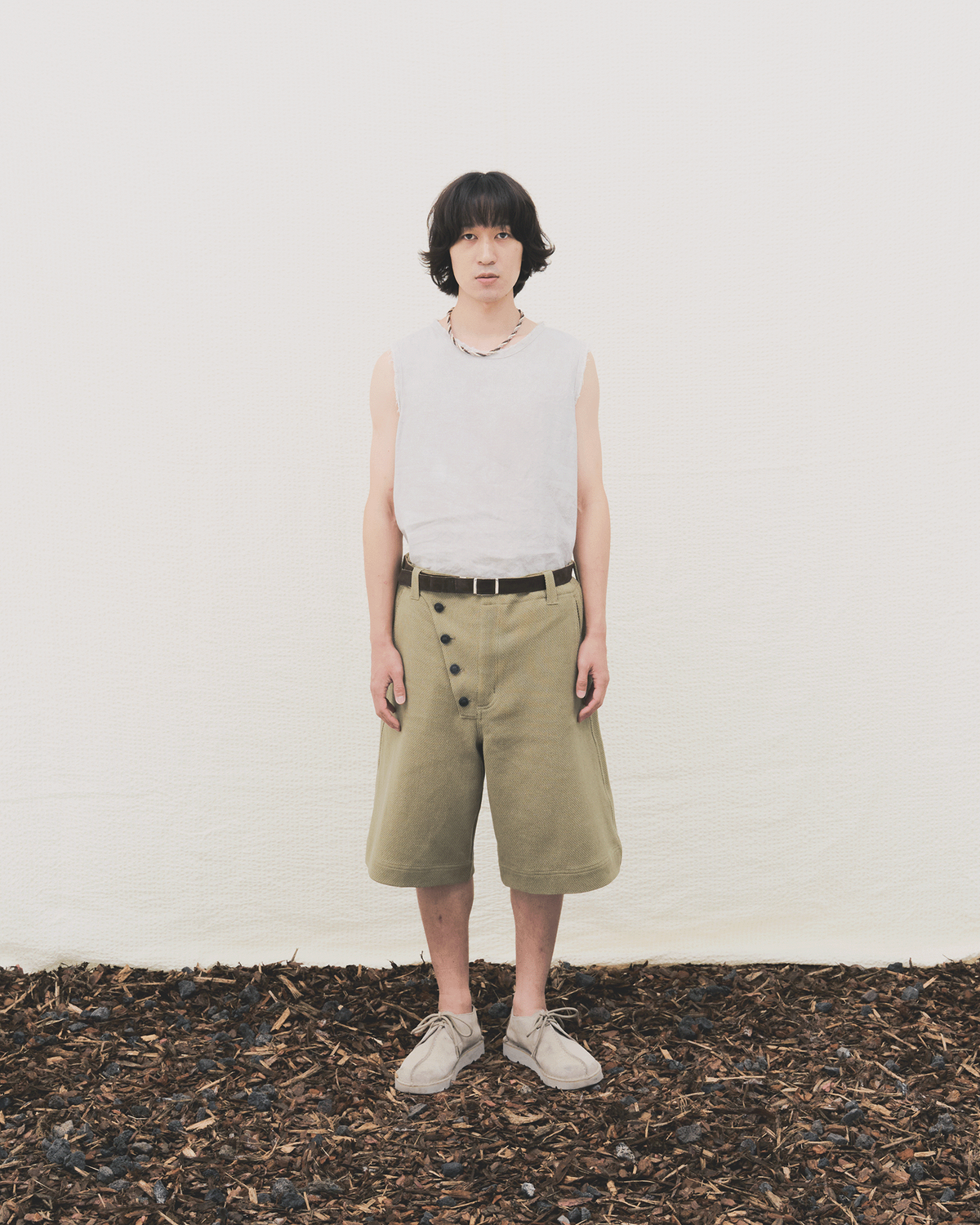 자고류(JAGORYU) LEATHER BUTTON PLACKET BERMUDA - KHAKI