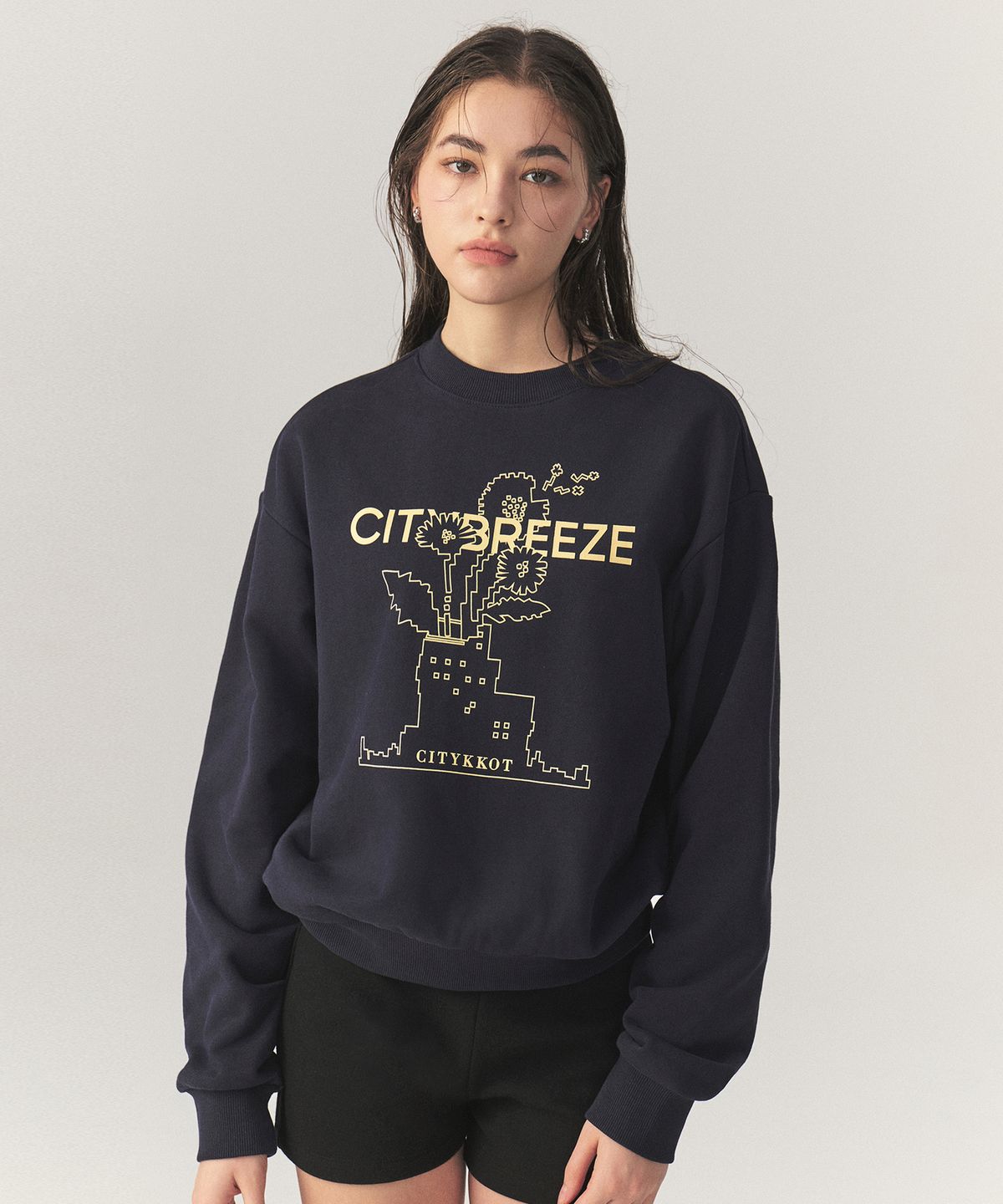 시티브리즈(CITYBREEZE) 에센셜 시티 플라워 스웨트셔츠_NAVY