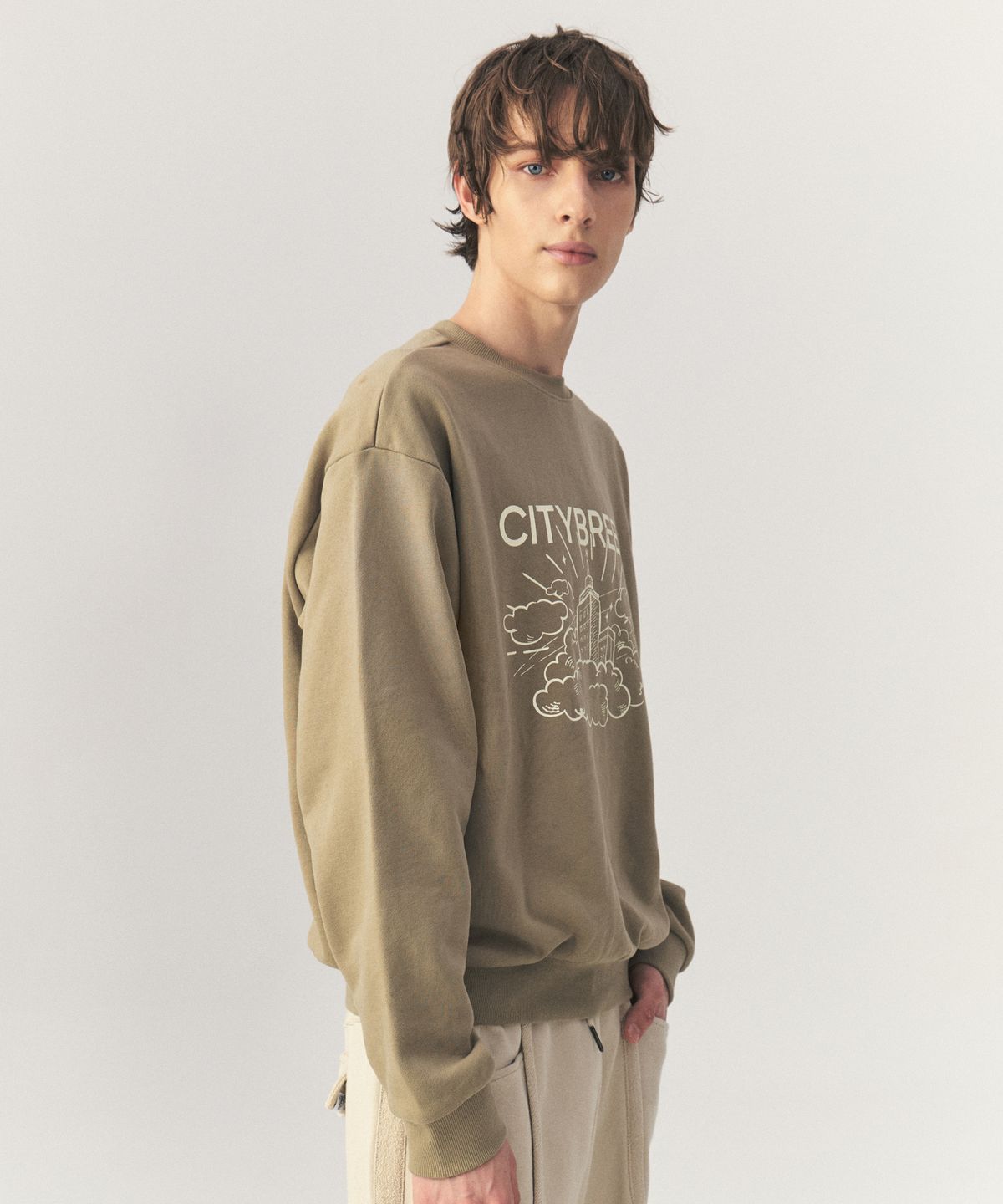 시티브리즈(CITYBREEZE) 에센셜 클라우디 시티 스웨트셔츠_LIGHT KHAKI