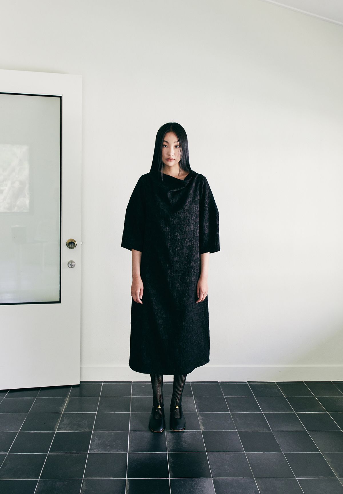 수와해(SUWAHAE) 자가드 네크훌 원피스 BLACK