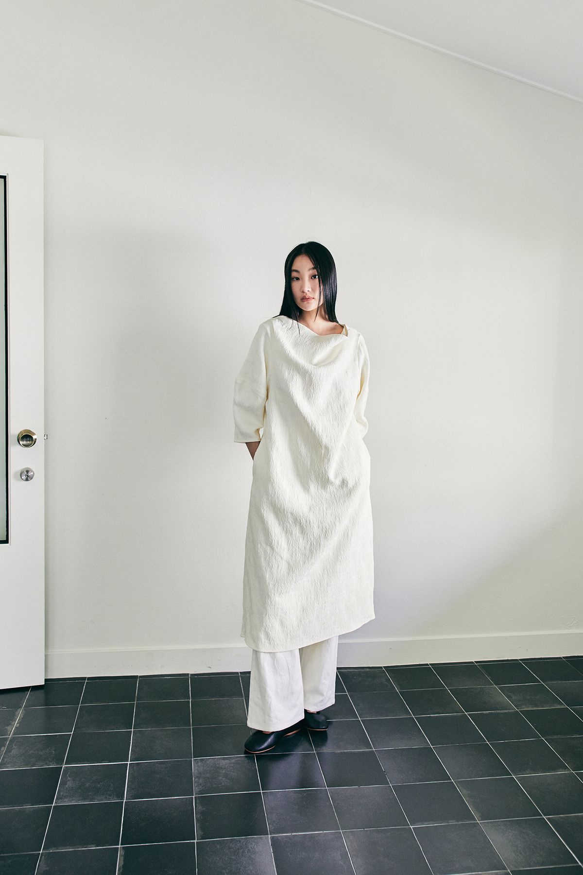 수와해(SUWAHAE) 자가드 네크훌 원피스 IVORY