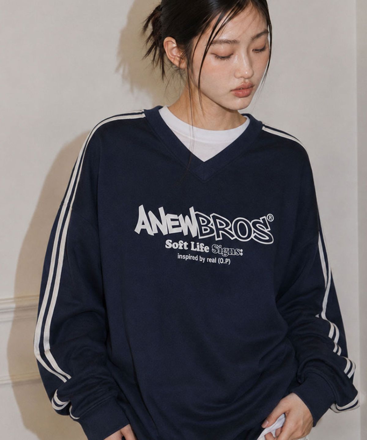 어뉴브로스(ANEWBROS) 어뉴코어로고 오버핏 트랙 브이넥 맨투맨 5 Color [ANBV_9002]