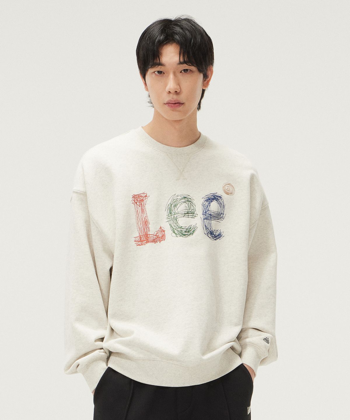 리(LEE) 스티치 자수 로고 맨투맨 오트밀