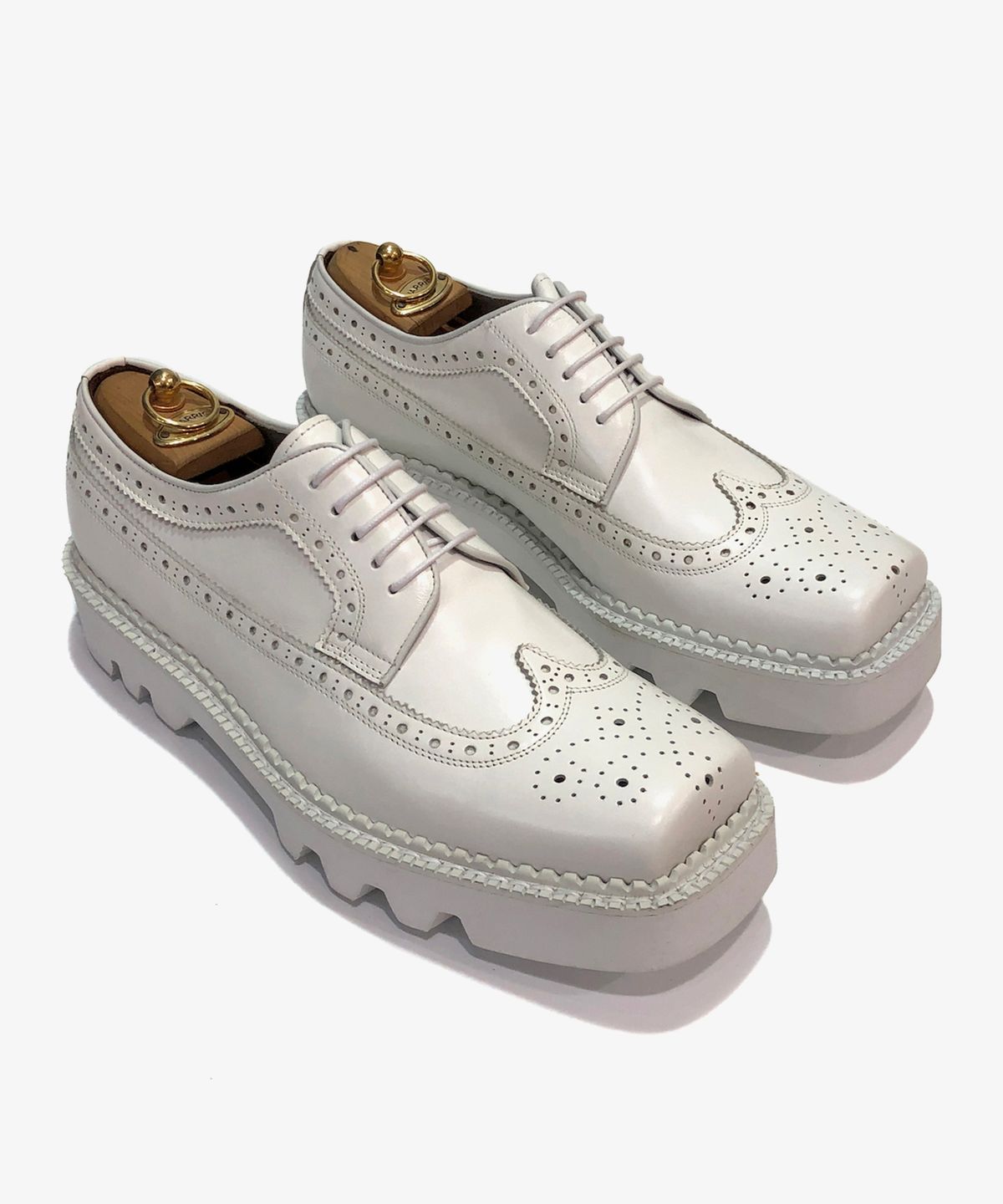 조앤슈(JOENSHOE) 토우 컷 윙팁 옥스퍼드 워커 화이트
