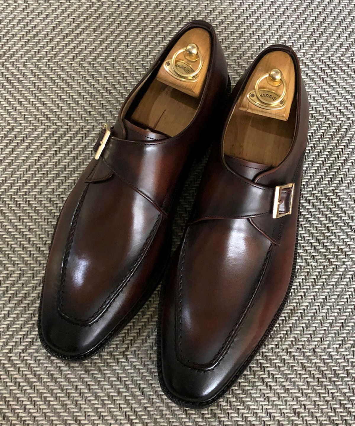 조앤슈(JOENSHOE) 놉 베이커 골드버클 원몽크 클래식브라운