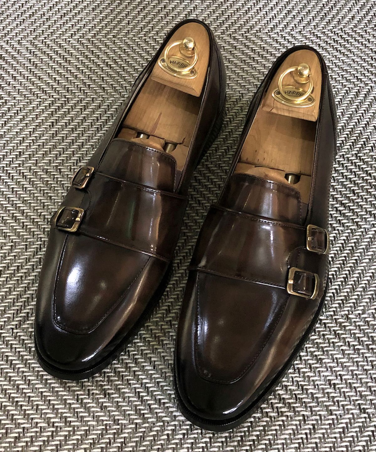 조앤슈(JOENSHOE) 벨라 미들 몽크스트랩 클래식브라운