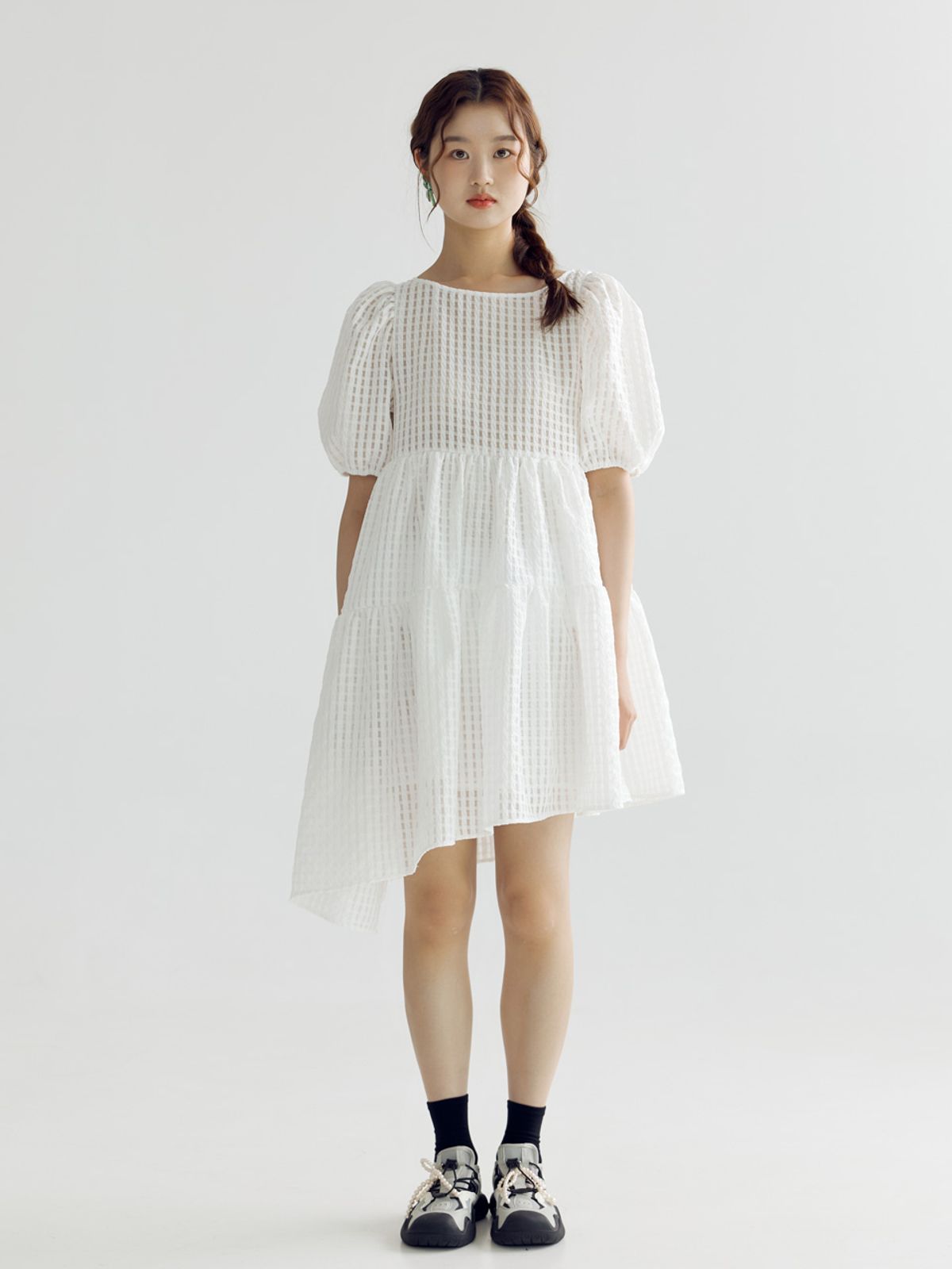 봄날 부티크(BOMNAL BOUTIQUE) 체크 퍼프 라인 미디 드레스 _ 화이트