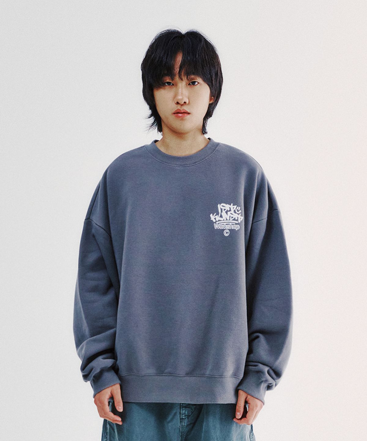 이스트쿤스트(ISTKUNST) IK TAG LOGO SWEATSHIRTS_CHARCOAL(IK2EFMM451A)