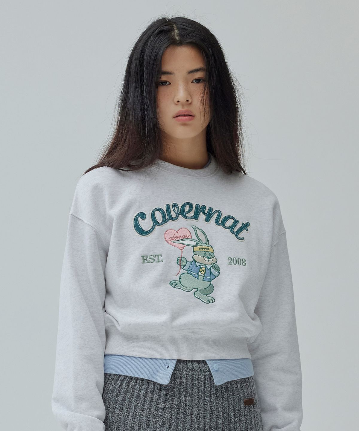 커버낫 우먼(COVERNAT WOMAN) 우먼 크롭 클로버니 자수 맨투맨 Heather Gray
