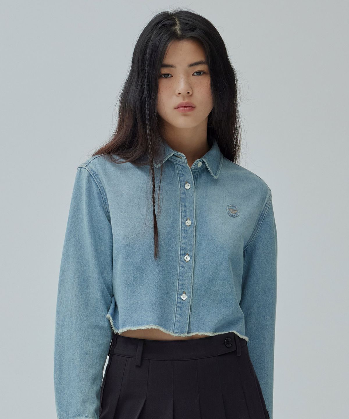 커버낫 우먼(COVERNAT WOMAN) 우먼 크롭 클로버하트 데님 셔츠 Light Blue