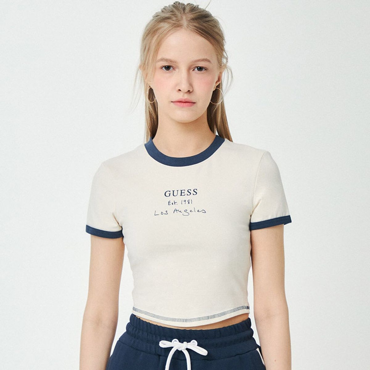 게스(GUESS) ACTIVEWEAR 립배색 커브 크롭 반팔티 YN8K2310
