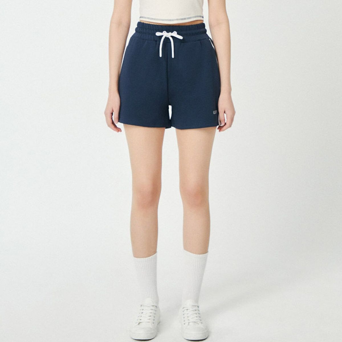 게스(GUESS) ACTIVEWEAR 사이드 배색 트레이닝 쇼츠 YN8K2009